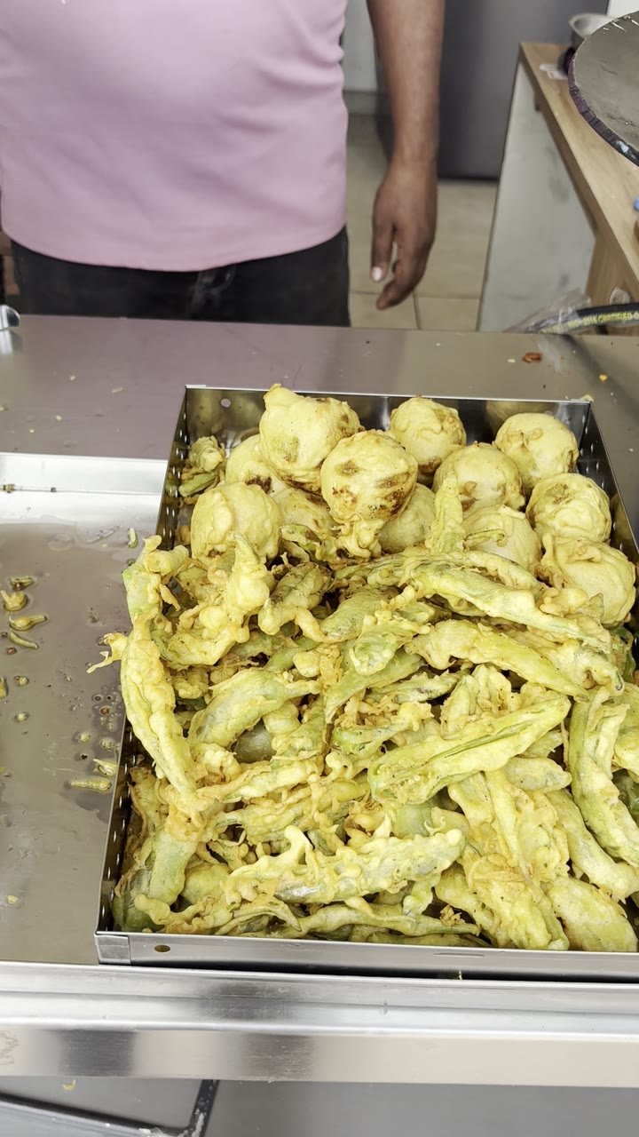 A tray of fresh vadas and fried chillies